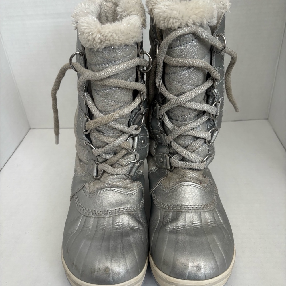 Disney x Sorel Elsa Tofino II in Metallic Silver. Size 5.